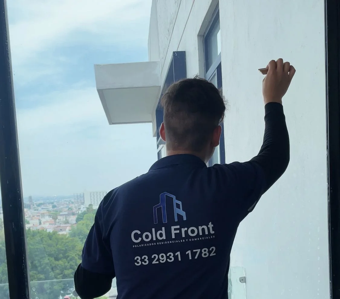 Detalle profesional de instalación de película polarizada