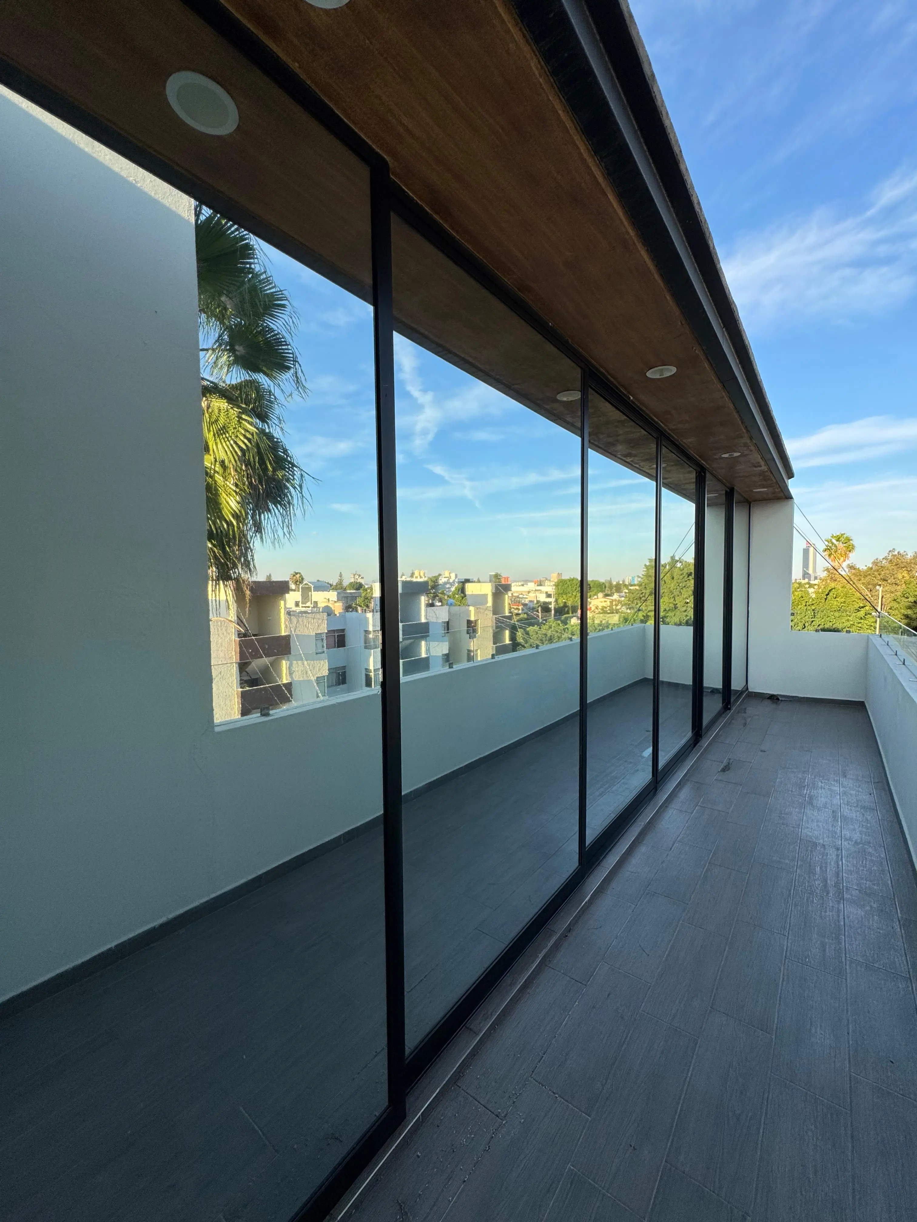 Película de polarizado residencial instalada en ventana para controlar calor y rayos UV