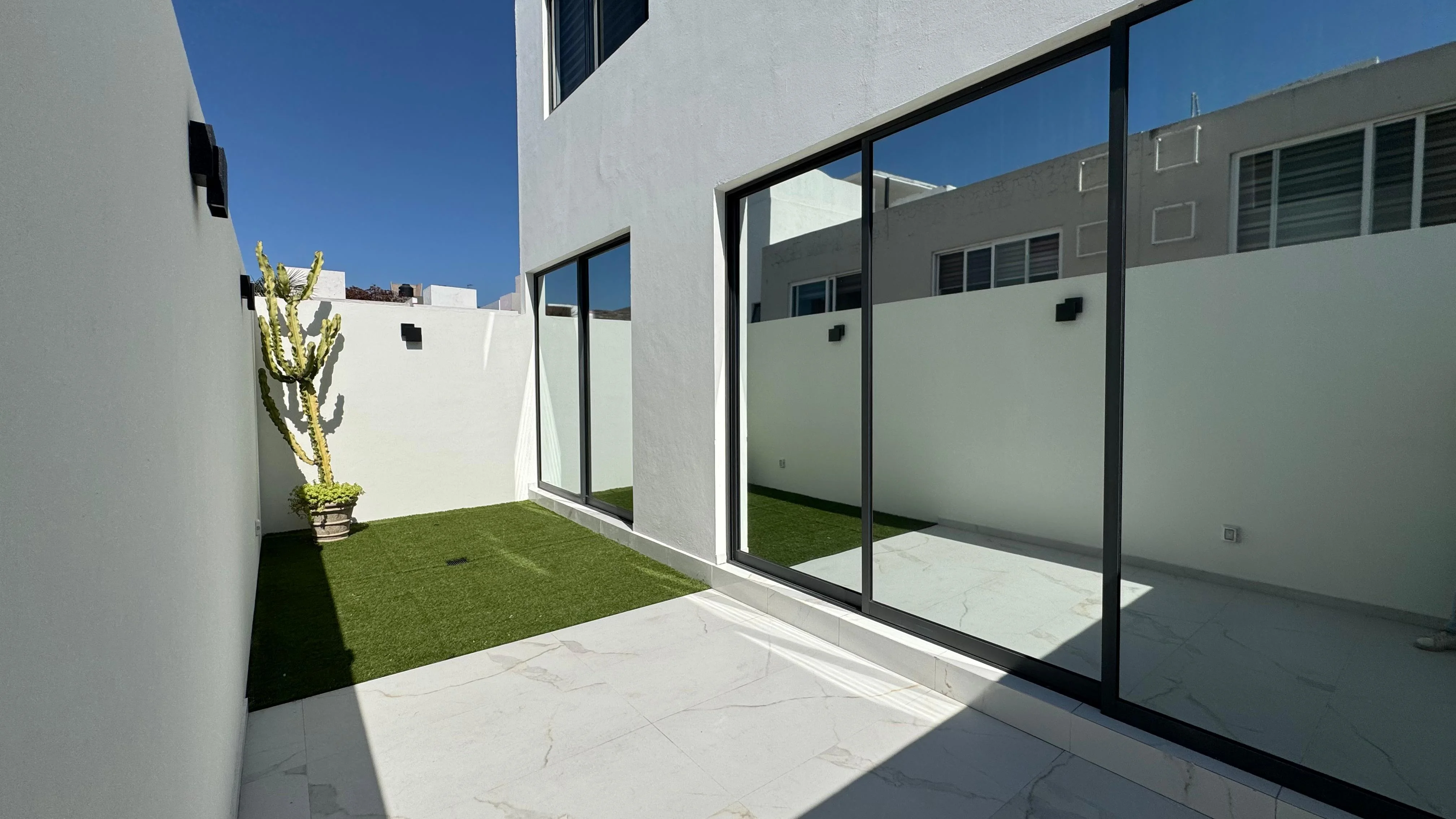 Técnico instalando polarizado de control solar Johnson en ventana residencial en Guadalajara
